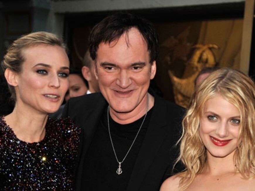 Regisseur Quentin Tarantino posiert mit seinen weiblichen Hauptdarstellern