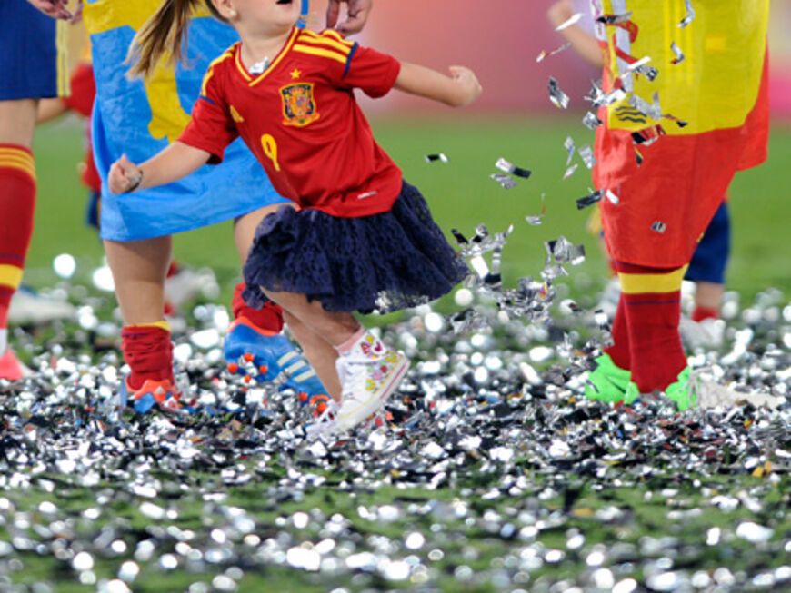 Und auch Nora, Tochter von Stürmer Fernando Torres, springt und hüpft vor lauter Freude