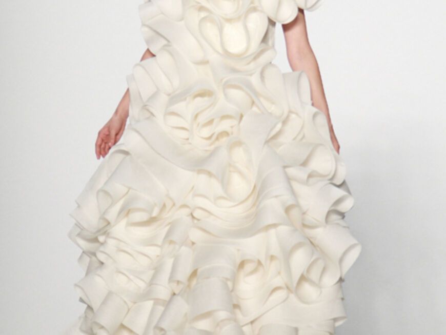 Wow, was für ein Auftritt! Model Franziska Knuppe präsentiert eine der atemberaubenden Roben