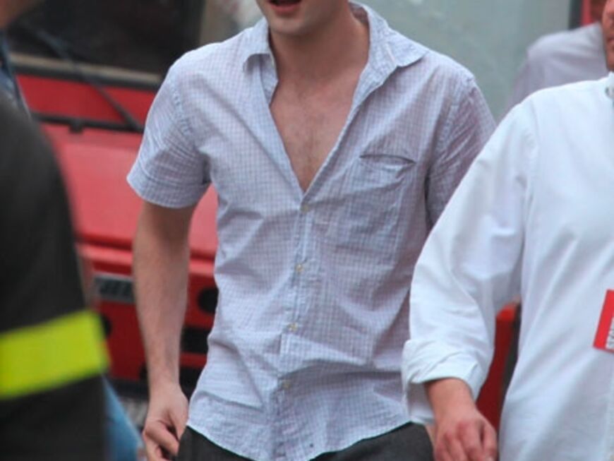 Nachdem Robert Pattinson bei den Filmfestspielen in Cannes für Aufsehen sorgte, ist er jetzt am Set von Twilight 2 angekommen