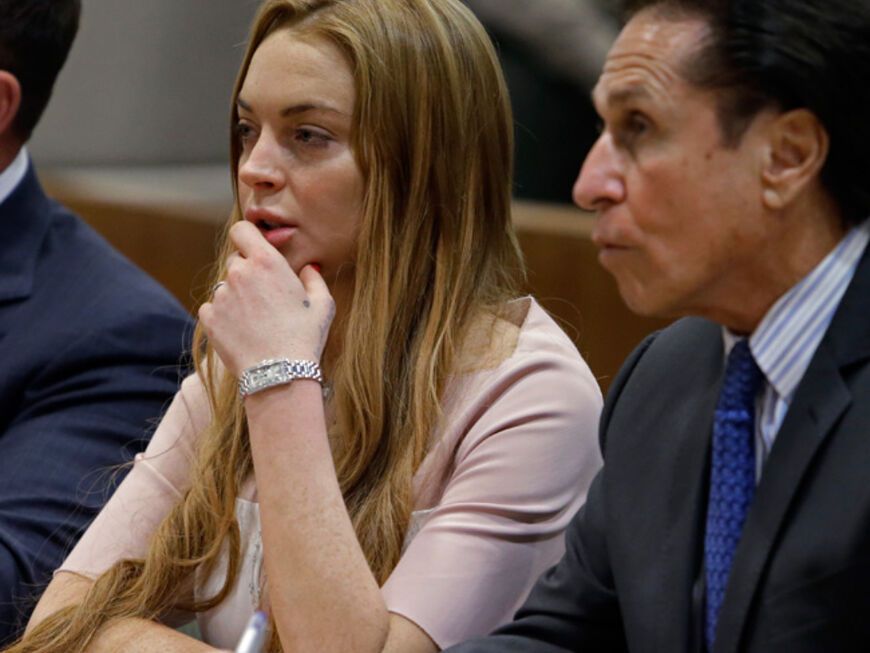 Ihr Rechtsanwalt Mark Heller kann auch nichts mehr retten. Lindsay Lohan wird von dem Richter in Los Angeles zum Entzug verurteilt. Sie gab zu eine Falschaussage bei der Polizei gemacht zu haben