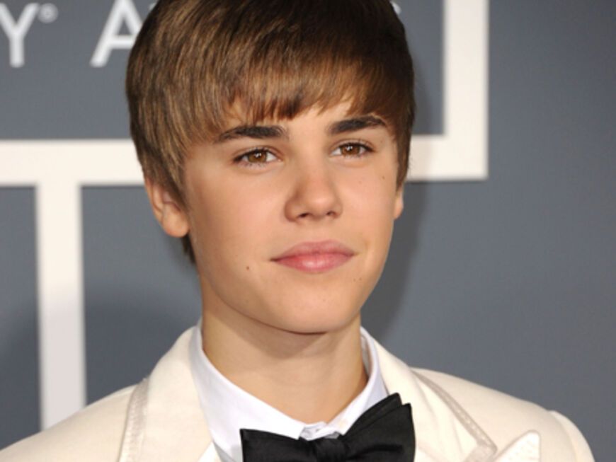 Der 16-jährige Mädchenschwarm Justin Bieber machte ganz auf Gentleman. In seinem weißen Anzug von Dolce&Gabbana wirkte er richtig erwachsen