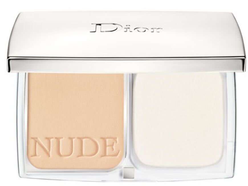 Junge Haut ist meist etwas ölig. Deshalb ein Kompakt-Make-up verwenden, das den Teint leicht mattiert. "Diorskin Nude Compact 022 Camée" von Dior, ca. 53 Euro