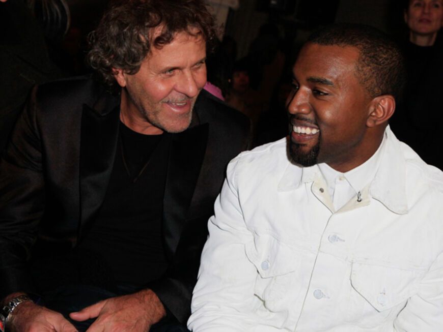 Es ist Superstar Kanye West, der sich gemeinsam mit Diesel-Designer Renzo Rosso die Show von Maison Martin Margiela angesehen hat