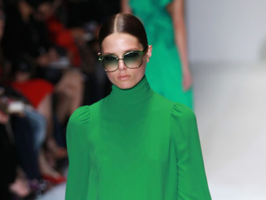 Auf der Fashion Week in Mailand sahen wir bereits im Januar, was uns diesen Sommer erwartet: satte Farben von Feuerrot bis Grasgrün wie hier bei Gucci.