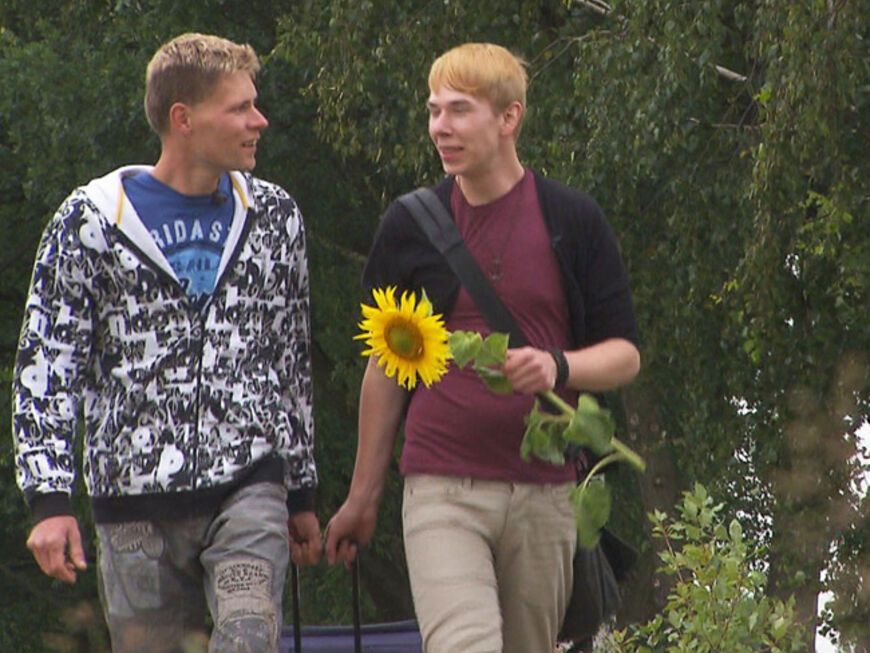 Denny, holt seinen Timo vom Bus ab - er hat ihm sogar eine Sonnenblume mitgebracht