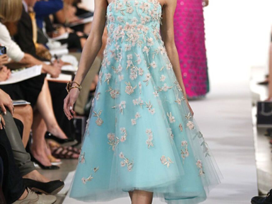 Unser absoluter Liebling ist dieses himmelblaue Kleid von Oscar De La Renta, das uns an Meer und Kirschblüten erinnert!