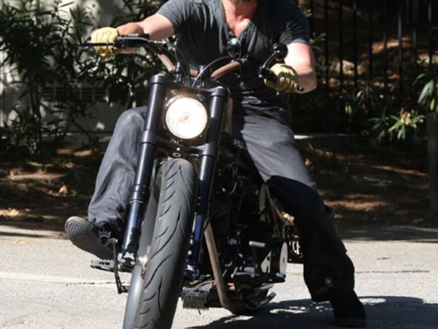 Brad Pitt fährt gemütlich mit seinem Motorrad durch Los Angeles