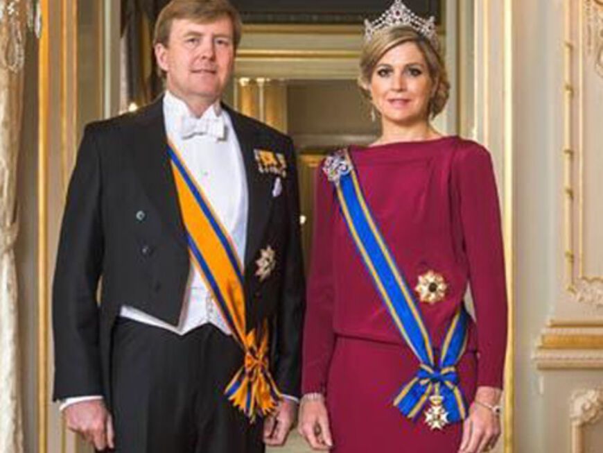 Da ist es! Kurz nach der offiziellen Übernahme des Königsamtes twittert das Niederländische Königshaus das offizielle Foto von König Willem-Alexander und Königin Máxima der Niederlande