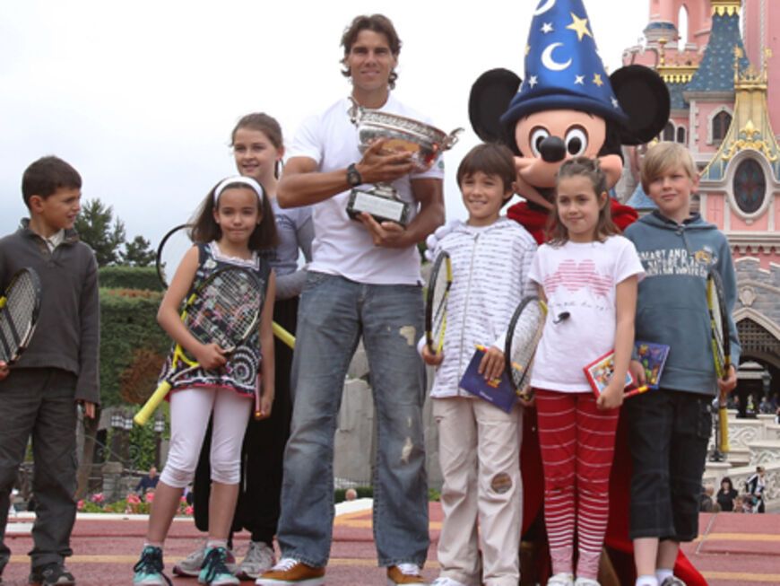 Tennisstar Rafael Nadal feiert seinen Sieg bei den French Open 2011 im Disneyland Paris