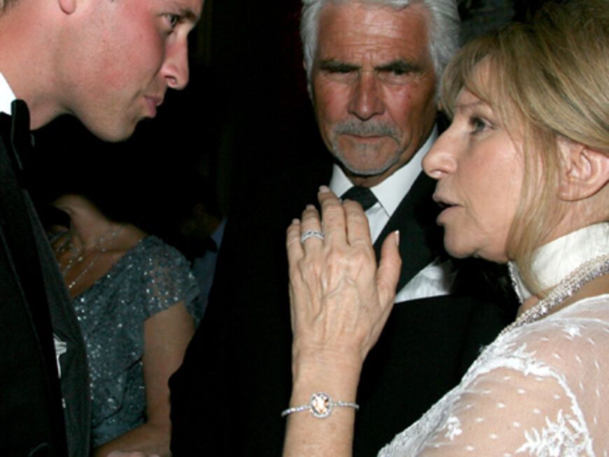 Barbra Streisand und James Brolin waren ebenfalls in einem angeregten Gespräch mit Prinz William anzutreffen