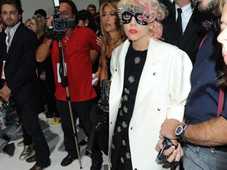 Sorgte wieder mit ihrem extravaganten Outfit à la Zorro für großes Aufsehen: Lady GaGa