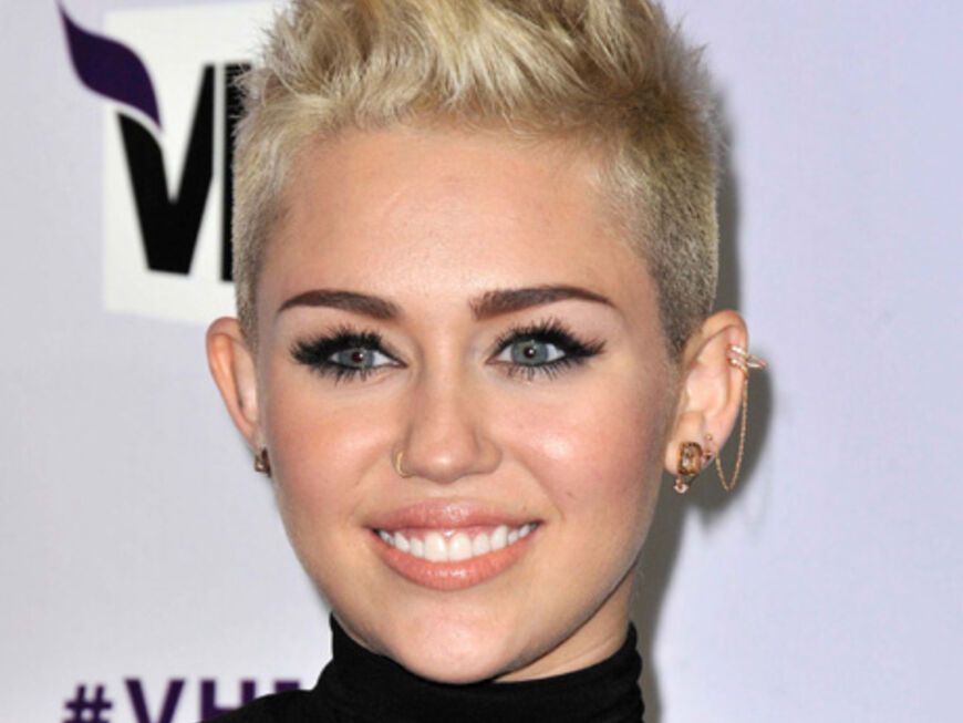Im Jahr 2012 machte Miley Cyrus eine der größten äußerlichen Veränderungen durch. Vom braven Mädchen-Look mauserte sie sich zum punkigen Vamp. Nicht nur ihre langen Haare mussten weichen