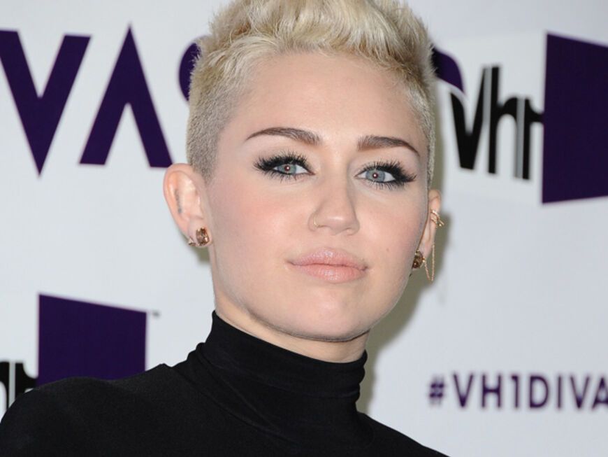 2009 wurde Miley Cyrus von einer Asiatin auf über 4 Mio. Dollar verklagt. Der skurrile Grund: Miley wurde auf einer Party fotografiert, wie sie eine schlitzäugige Grimasse zog. Die Frau fühlte sich durch das Foto diskriminiert und stehe unter starkem emotionalen Stress, erklärte sie. Die Anklage wurde abgewiesen