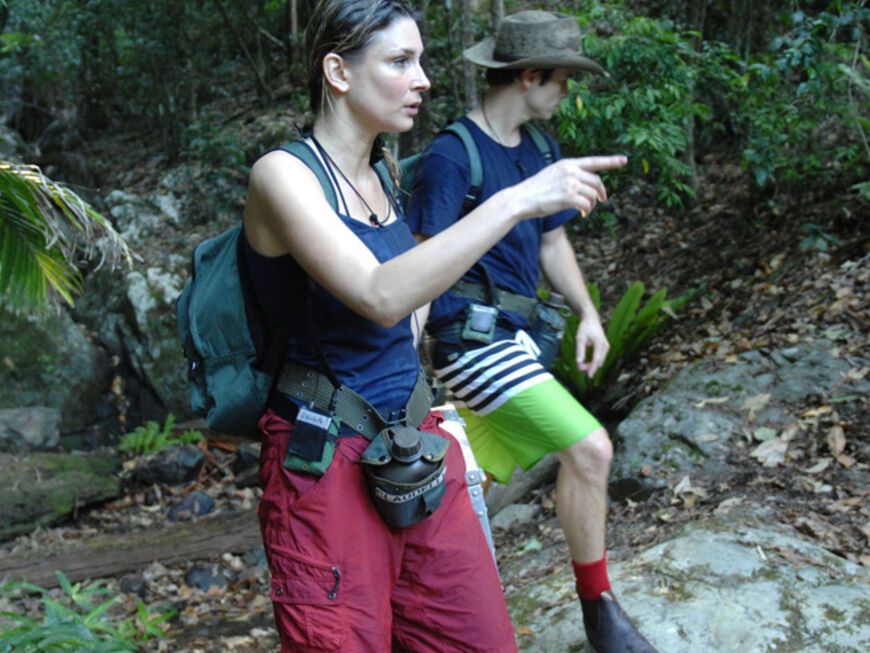 1. Schatzsuche: „Twister-Wasserspiele" mit Claudelle Deckert und Patrick Nuo. Die beiden gehen durch den Dschungel auf der Suche nach dem Schatz
