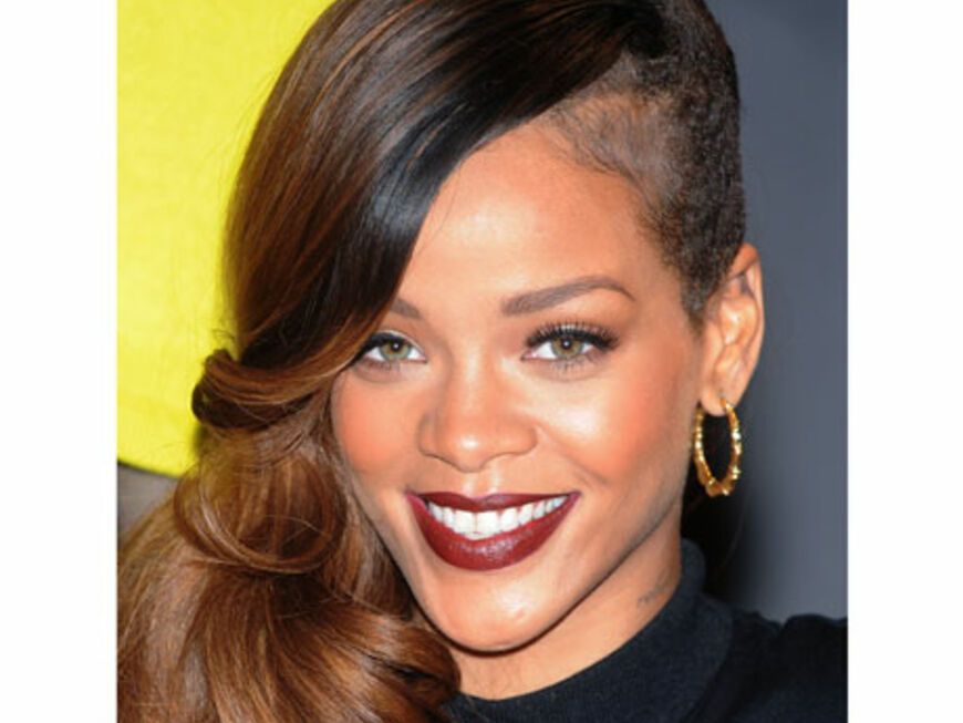 Die Sängerin Rihanna zeigt neben ihren spektakulären Shows auf weltweiten Bühnen, nun auch als Kosmetikdesignerin ihr Talent. Zusammen mit dem Beauty-Label MÎAÎC kreierte die 25-Jährige die sommerlich-frische limited Edition âRiRi loves MÎAÎC Summer", die ab Juni 2013 im MÎAÎC Online Store erhältlich ist.