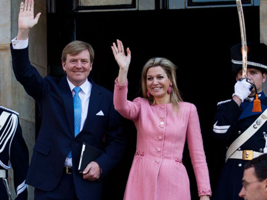 Einen Tag nach der Krönung erschienen König Willem-Alexander der Niederlande und seine Frau Máxima entspannt vor dem Volk