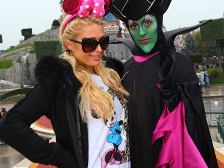 Welcome (to) Paris! It-Girl Paris Hilton machte während ihres Europa-Aufenthalts auch Halt in Disneyland. Plüsch, Glitzer und Märchenschlösser - das passt doch zur Hotelerbin!