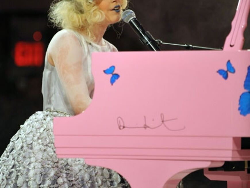 Lady GaGa am rosa Klavier