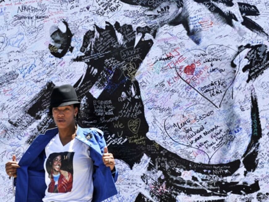 Fans unterschreiben auf einer riesigen Gedenkwand für den King of Pop