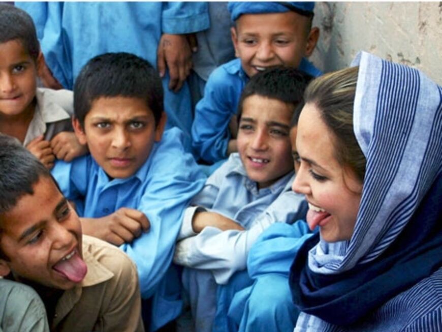 Kurze Zeiit später besucht die Schauspielerin afghanische Flüchtlinge im "Kacha Gari Flüchtlings-Camp" in Pakistan