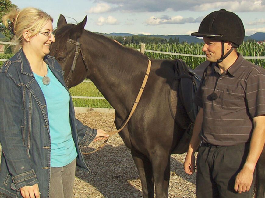 Doch Bettina zieht es mehr zu den Pferden und nach dem Ausmisten gibt sie ihrem Gastgeber seine erste Reitstunde´ 