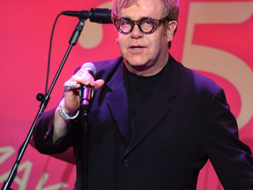 Neu-Papa Elton John zeigte sich so entspannt wie selten auf dem jährlichen Charity-Event, das dem Sänger besonders am Herzen liegt