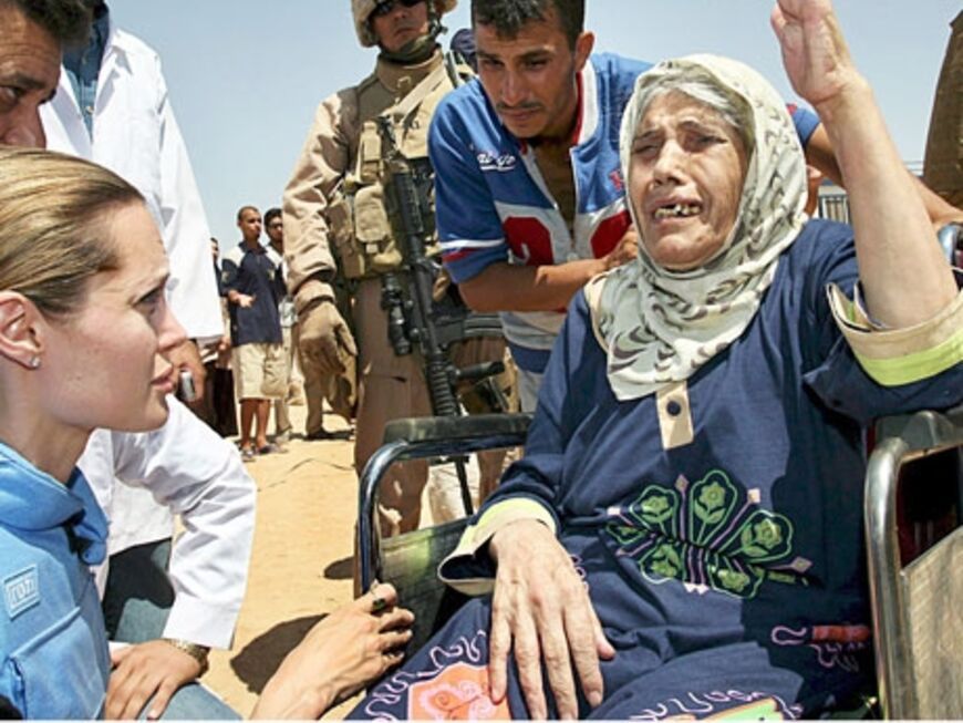 Im August 2007 besucht Angelina Jolie ein Flüchtlingslager im Irak