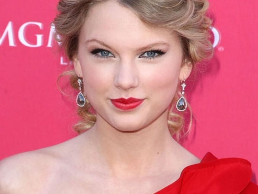 Taylor Swift betont ihren blassen Teint mit roter Signalfarbe