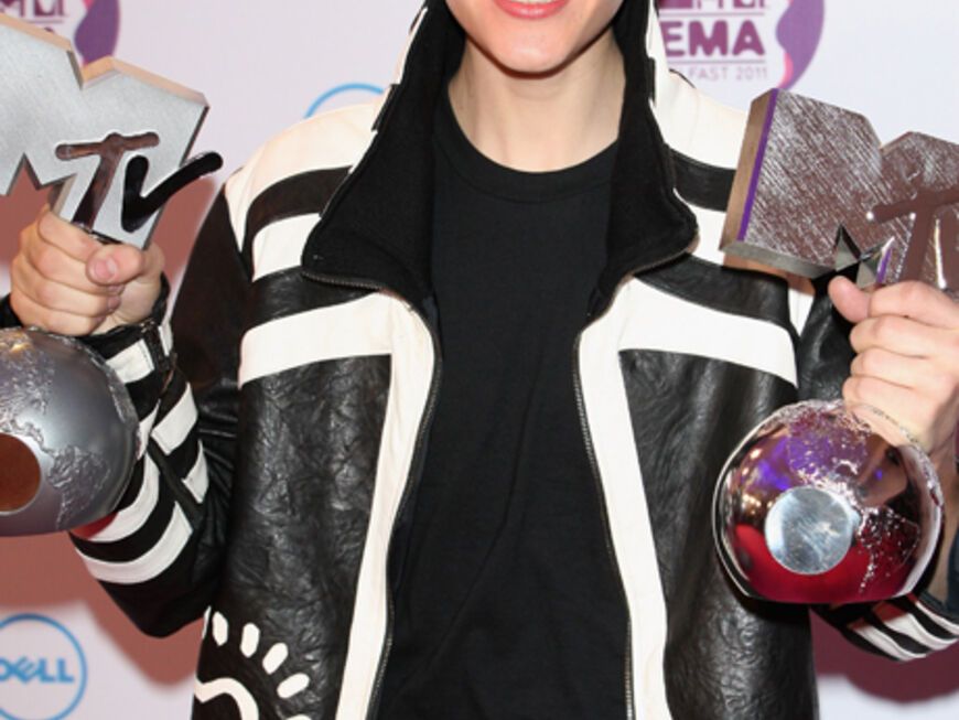 Einen rechts, einen links: Justin Bieber hält stolz seine Auszeichungen in die Kameras