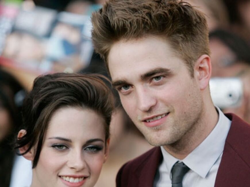 Schon seit über zwei Jahren wird gemunkelt, dass es nicht nur vor der Kamera gefunkt hat. Und tatsächlich sind Kristen Stewart und Robert Pattinson ein Paar. Die beiden waren auch am Set unzertrennlich. Das muss Liebe sein!