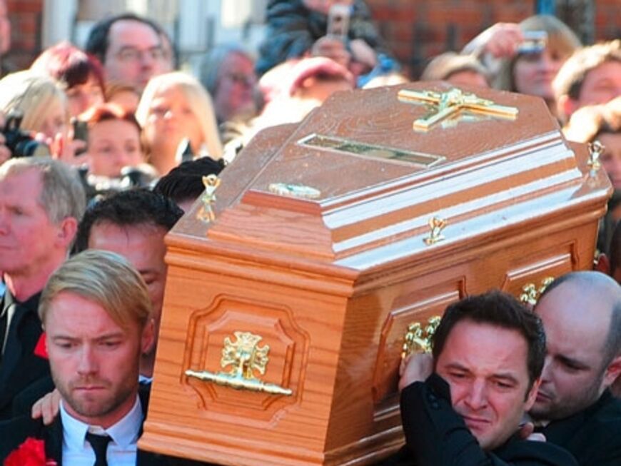 Die Bandkollegen von Stephen Gately tragen seinen Sarg zu Grabe. Der 33-Jährige wurde in seiner Heimat Irland beigesetzt