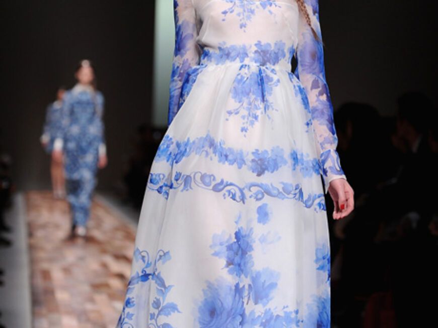 Valentino nimmt den Trend in seiner HW Kollektion für 2013 auf und zeigt das Porzellanmuster auf einem langärmeligen Maxi-Dress.