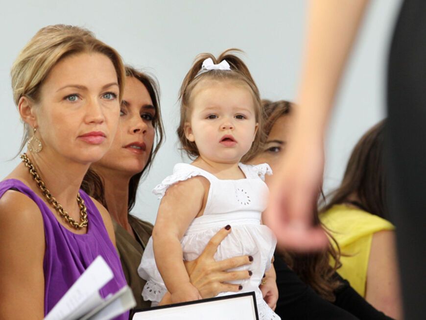 Kleinste Fashionista in der front row ist Harper Seven Beckham, die Mamis Show auf deren Schoß aufmerksam verfolgt. Entzückend!