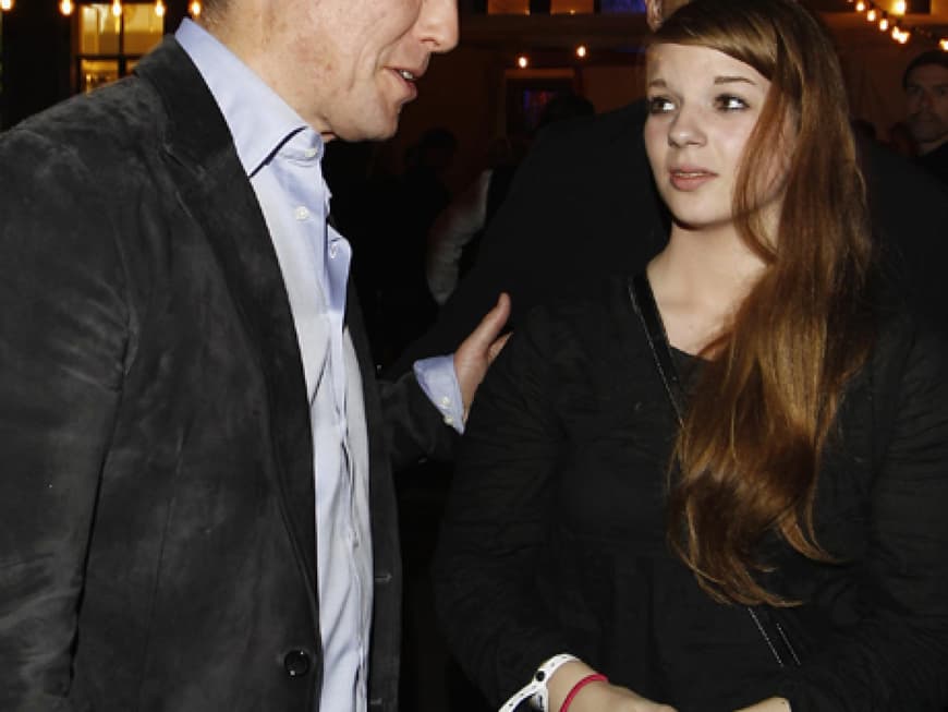 Diese junge Frau war schwer beeindruckt von Hugh Grants Auftritt auf der Männerherzen 2-Aftershow-Party in Clärchens Ballhaus in Berlin