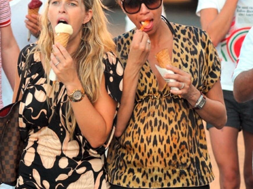 Lilly und ihre deutsche Freundin Judith Kamps lassen sich das Eis schmecken