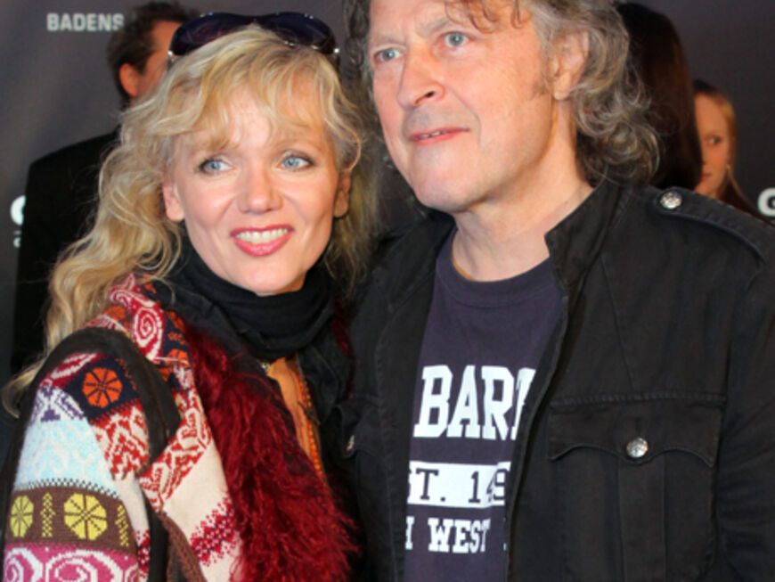 Musiker Wolfgang Niedecken (BAP) im Arm von seiner Frau. Der Sänger wurde in der Kategorie "Charity 2010" von Alfred Biolek geehrt