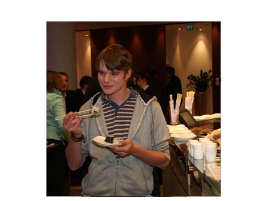 Schauspieler Tobias Schenke lässt sich das frische Sushi schmecken