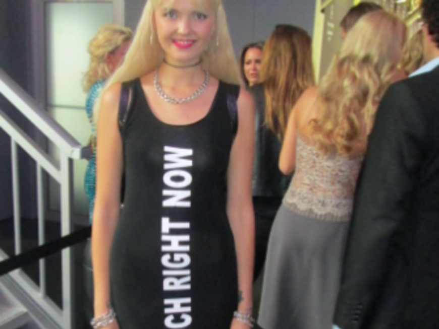Durfte natürlich nicht fehlen: Berlins It-Girl Bonnie Strange. Ob ihre Message auf dem Kleid an ihren Ex ging? ;-)
