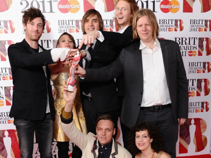 Strahlende Gewinner: Die Band "The Arcade Fire" wurde mit dem Award als "Best International Group" und "Best International Album" ausgezeichnet