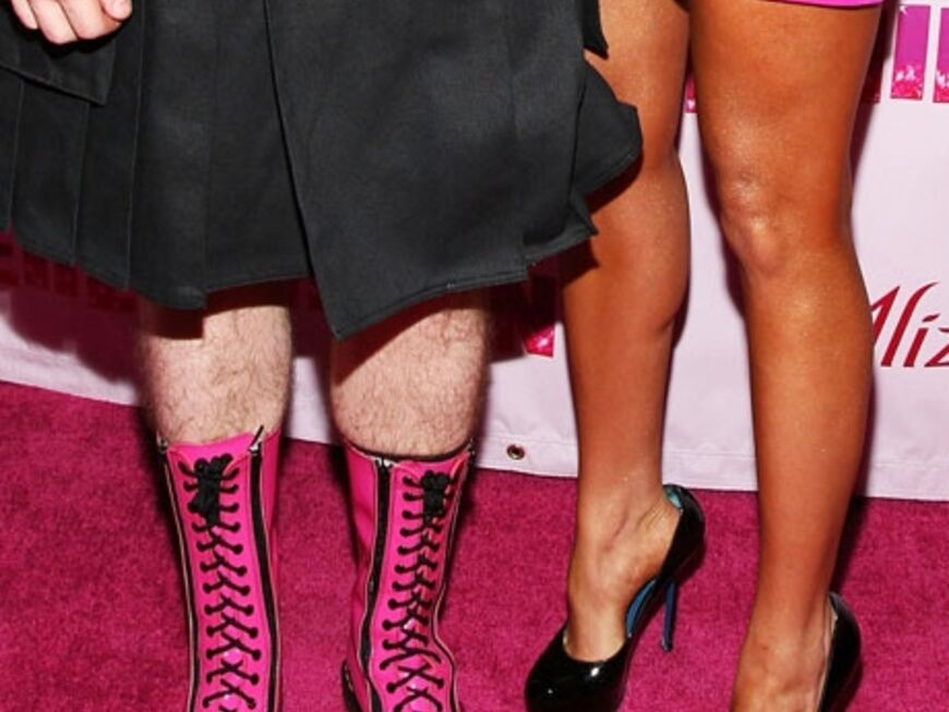 Der Promi-Blogger trägt pinke Schnürstiefel und die Schauspielerin ein pinkes Kleid. Gut gelöst: Bynes verzichtet auf farbige High Heels