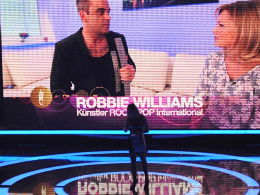 Robbie Williams bekommt auch einen Echo - weil er nicht bei der Show in Berlin sein konnte, überreichte ihm Helene Fischer vorab seinen Preis in der Sparte "Künstler Rock/Pop International"