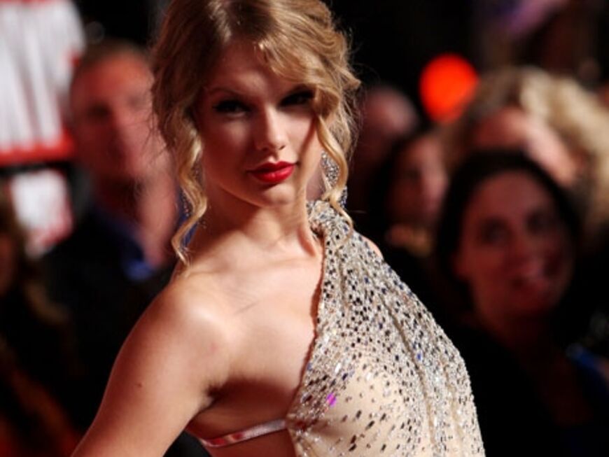 Taylor Swift posiert für die Fotografen auf dem roten Teppich. Die Sängerin hat einen Preis in der Kategorie "Best Female Video" gewonnen