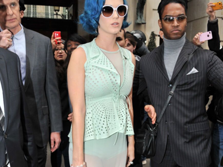 Katy Perry mischt die Fashion Week auf und eilt von einer Show zur nächsten. Klar, dass eine Entourage an Mitarbeitern, Security und Fans immer mitzieht