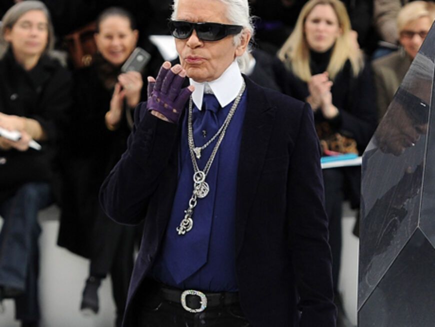 Gefeierter Star: Chanel-Chefdesigner Karl Lagerfeld dreht nach der Show noch seine Runde und lässt sich vom (prominenten) Publikum bejubeln