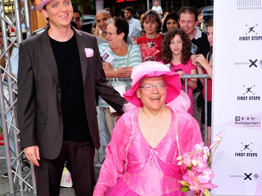 Hingucker des Abends: Regisseur Rosa von Praunheim (im rosa Tüllkleid) mit Ehemann Oliver Sechting