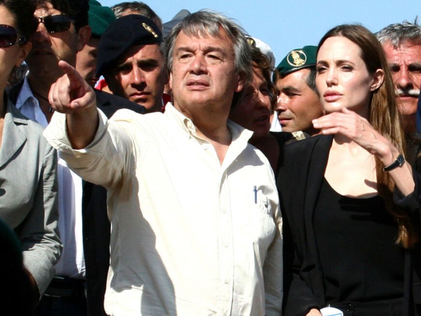 Die Schauspielerin am 19. Juni 2011 auf der italienischen Insel Lampedusa, mit dem Flüchtlingskomissar der Vereinten Nationen Antonio Guterres.