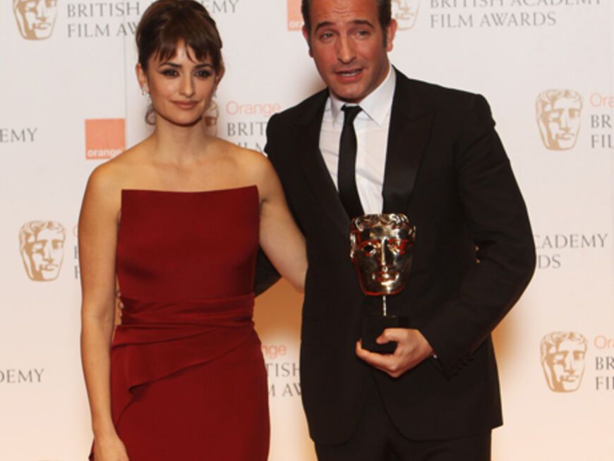Penelope Cruz gratulierte Jean Dujardin, der seine Auszeichnung für seine Rolle in "The Artist" bekam. Ein großer Oscar-Favorit!