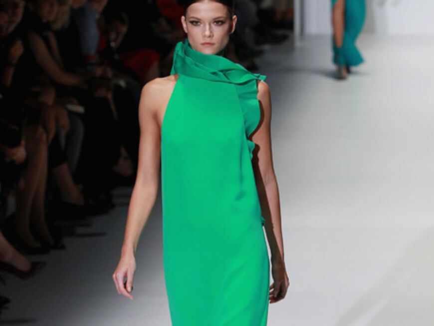 Gucci setzt 2013 auf Farbe und hält sich deshalb beim Schnitt zurück: Hoch geschlossene Kleider mit Verzierungen am Kragen.
