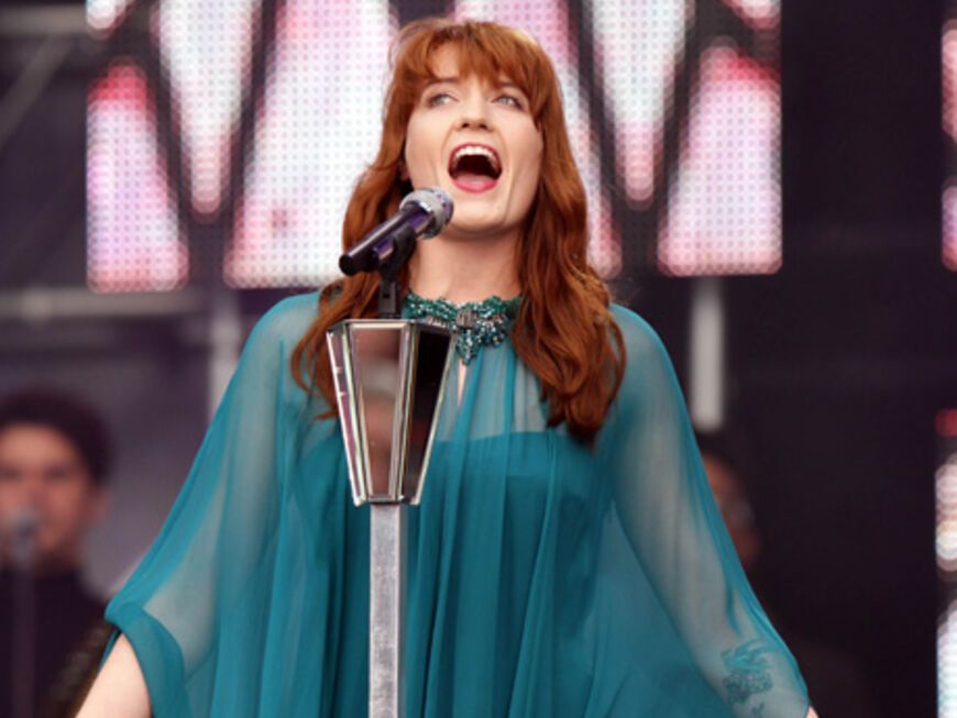 Florence Welch von Florence and the Machine in einer auffallenden Robe